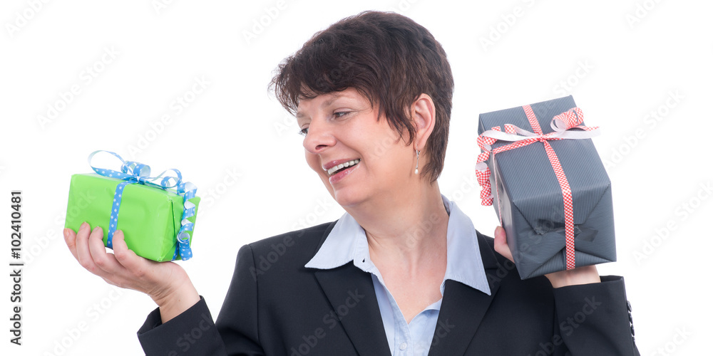 seniorin freut sich über geschenke seniorin freut sich über geschenke