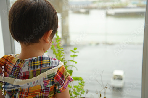 不機嫌な男の子 photo