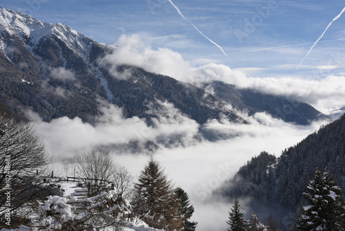 montagne innevate nebbia vallata inverno neve nevicata photo