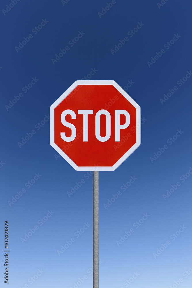 Stopschild vor Blauem himmel