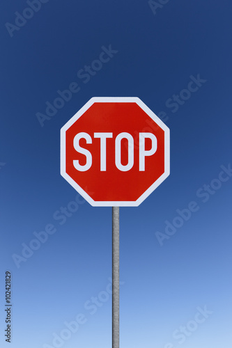 Stopschild vor Blauem himmel