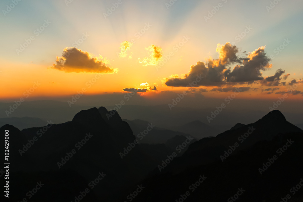 Obraz premium Sun is setting over the mountain.