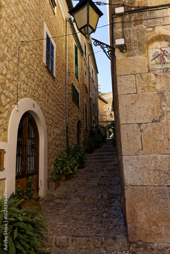 Naklejka premium alleyway in fornalutx, Mallorca