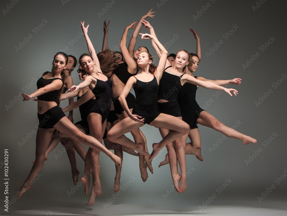 Obraz premium The group of modern ballet dancers 