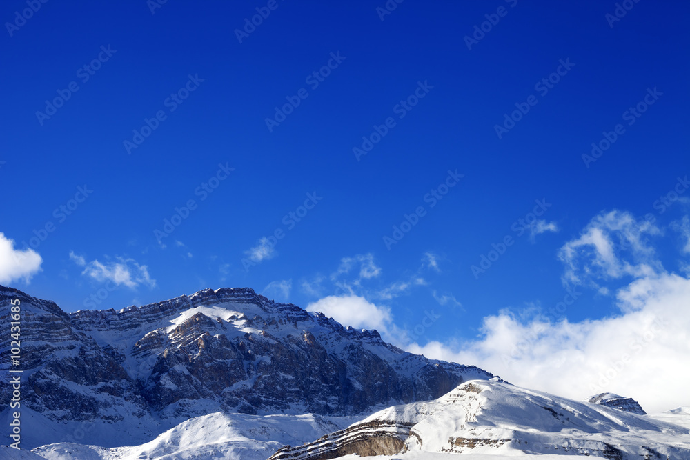 Obraz premium Snowy rocks at sun day