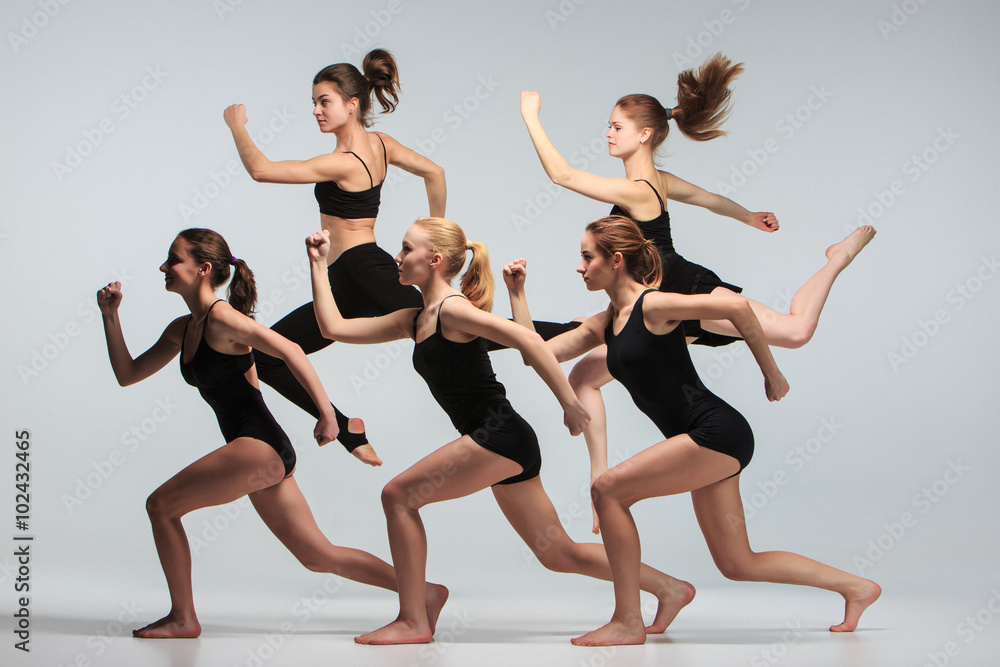 Obraz premium The group of modern ballet dancers 