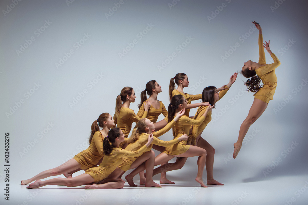 Obraz premium The group of modern ballet dancers 