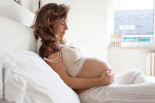 Donna incinta a letto photo