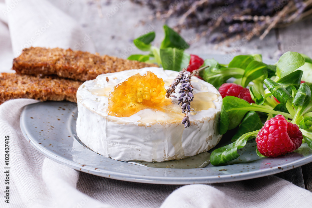 Goat cheese with honey and raspberries Goat cheese with honey and raspberries
