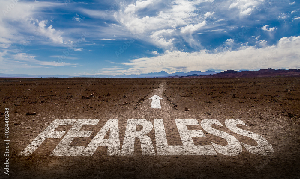 Fotografía Fearless written on desert road
