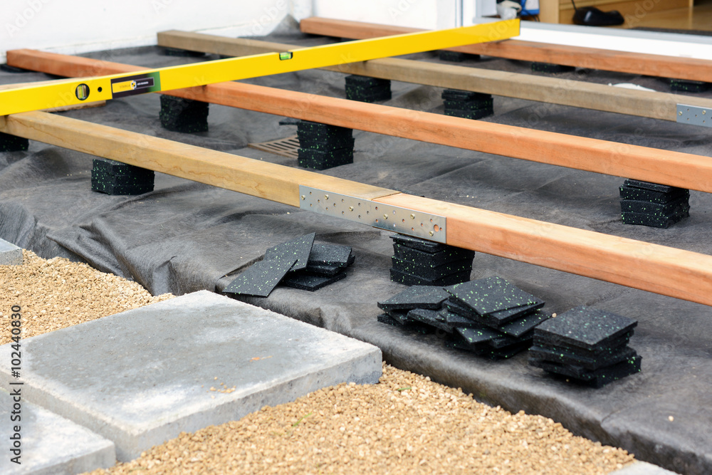 Unterkonstruktion für Terrasse mit Holzbalken und Terrassenpads aus  Granulat und Bautenschutzmatte Stock-Foto
