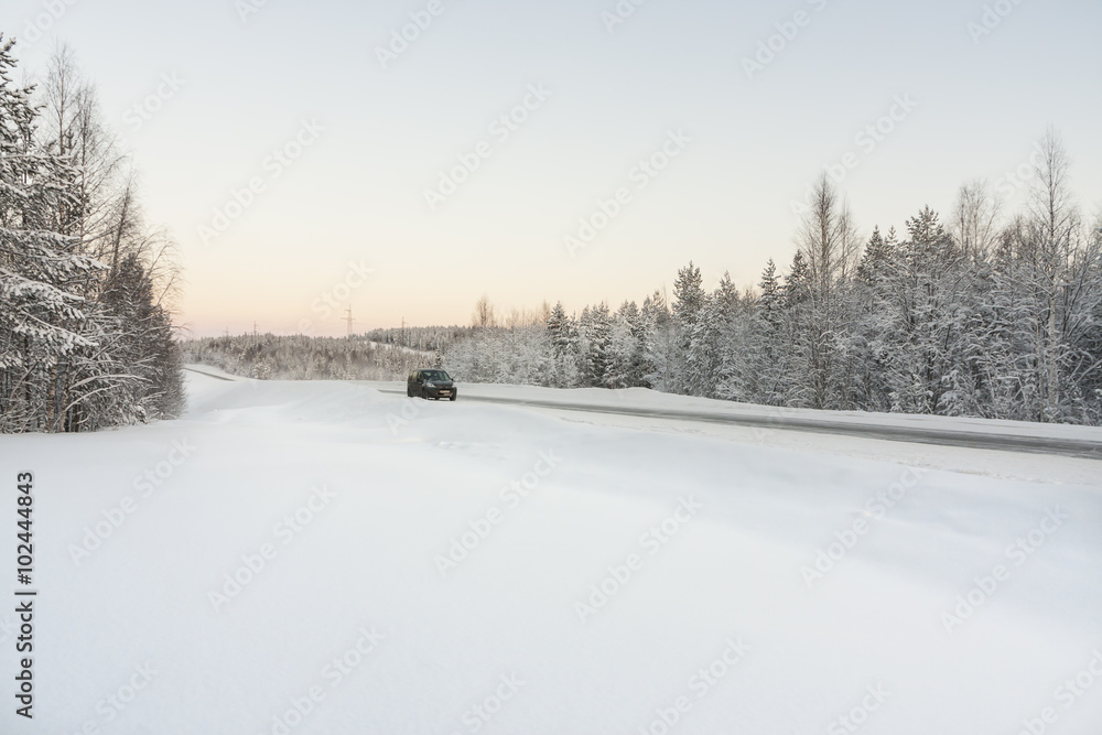 Obraz premium car in the road, winter at dawn
