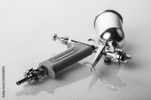 pistola per verniciatura su sfondo bianco