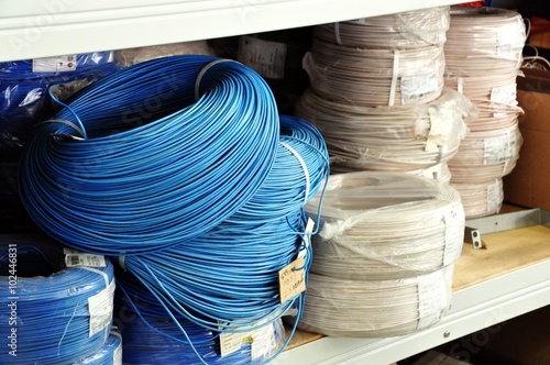 Провода на стеллаже