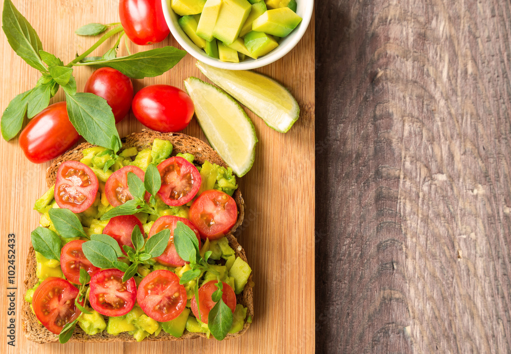 Toast with avocado, tomatoes and basil Toast with avocado, tomatoes and basil
