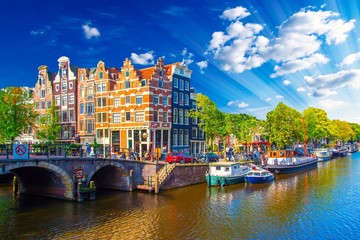 Stickers Amsterdam Grachtenpanden weerspiegeld in Amsterdams water  © Alexi Tauzin