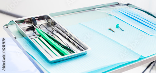 Canvastavla Metal dental medical equipment tools on tray