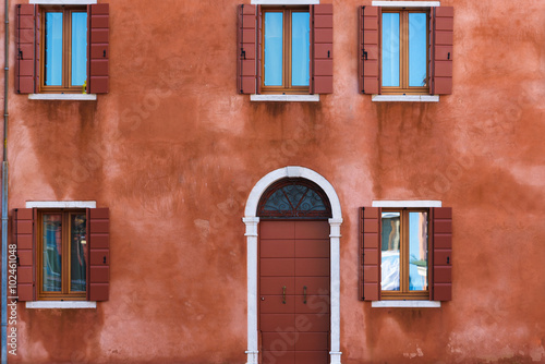 Fototapeta Naklejka Na Ścianę i Meble -  Colorful facades with doors and windows in Burano, Italy.