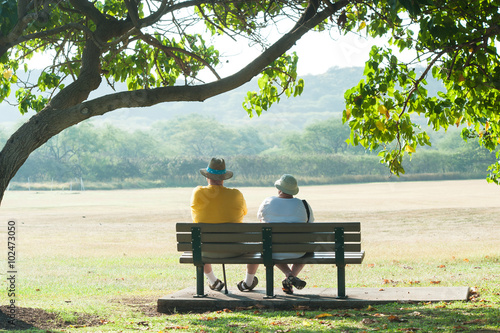 公園のベンチに座っている老夫婦