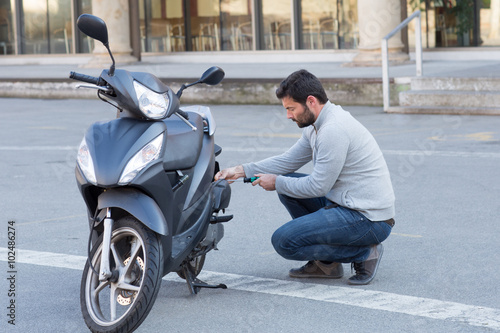 Mann schraubt am Motorrrad photo