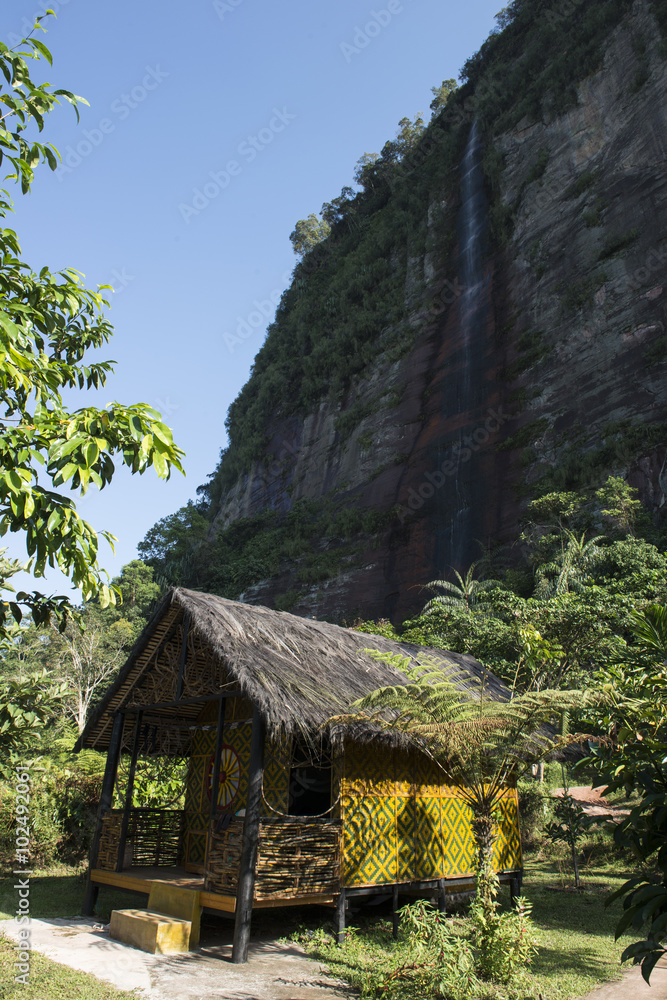 Cabaña de paja al lado de una cascada. Sumatra, Indonesia