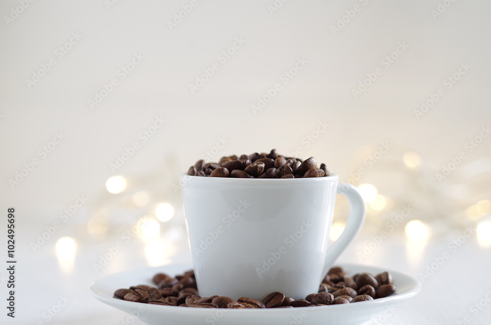 Obraz premium geröstete Kaffeebohnen in einer Tasse
