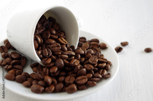 geröstete Kaffeebohnen in einer Tasse