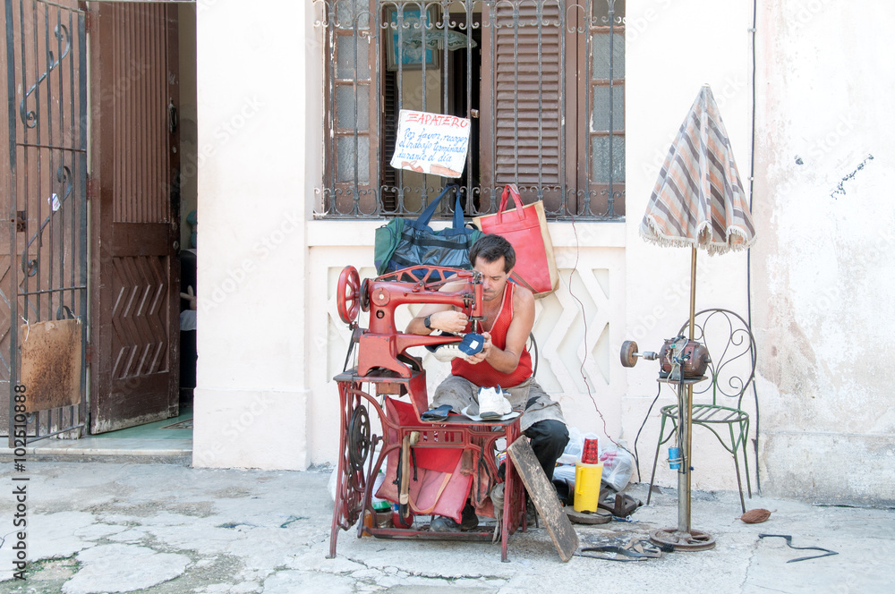 Obraz premium Shoemaker in the street at Havana