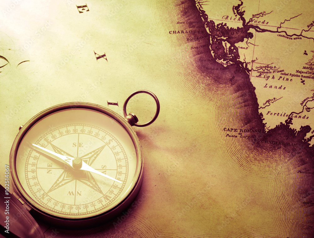 antique compass on vintage map background - obrazy, fototapety, plakaty 
