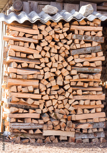 Quadro su tela chopped firewood kiln and stacked in the woodpile