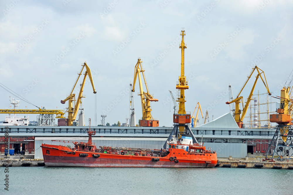 Bunker ship (fuel replenishment tanker) under port crane Bunker ship (fuel replenishment tanker) under port crane