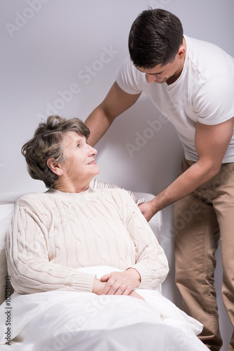 Straightening woman's pillow