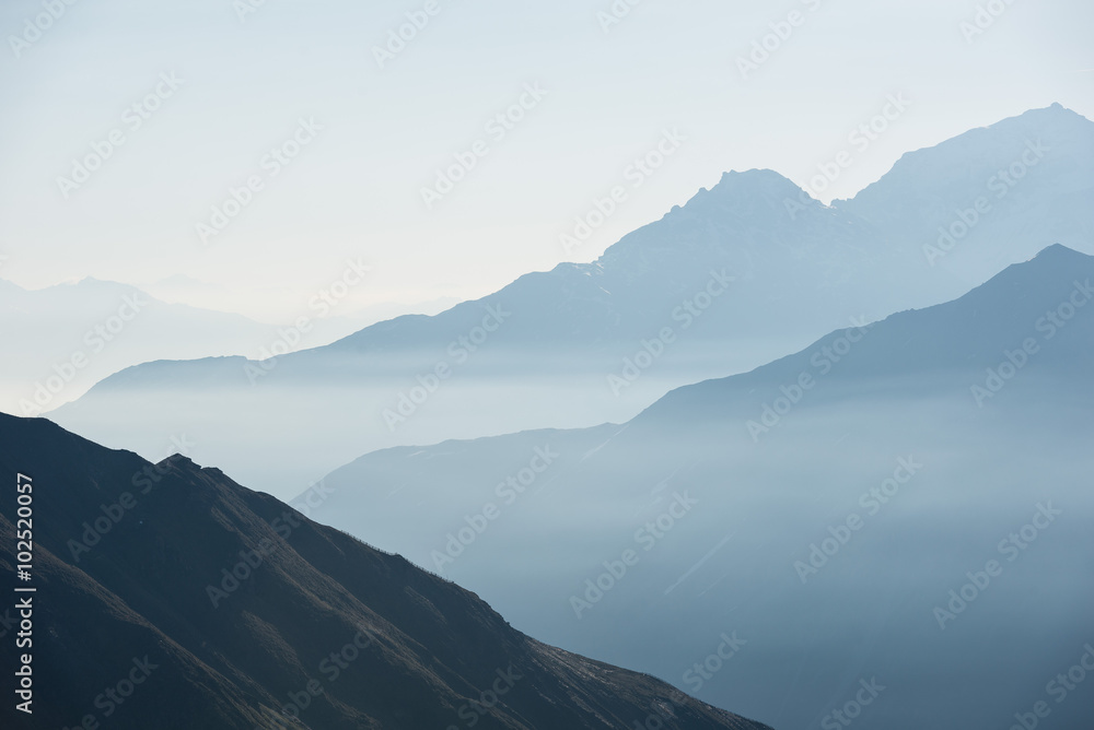 Obraz premium Poranna mgła między grzbietami