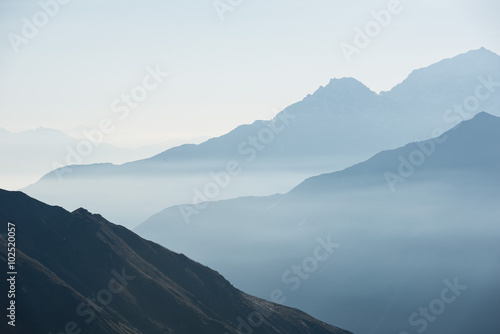 Obraz na plátně Early Morning Mist between Ridges