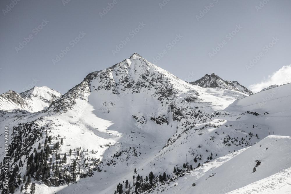 Schneebedeckte Berge und Pisten in den Alpen, WIntersport