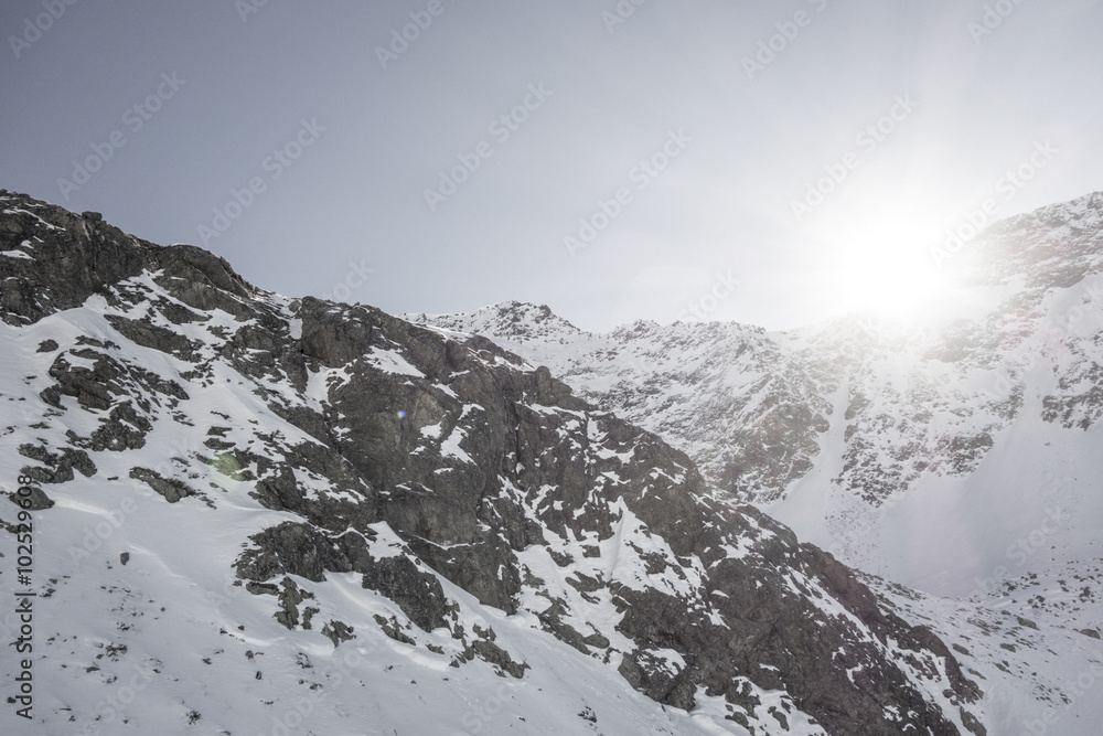 Schneebedeckte Berge und Pisten in den Alpen, WIntersport