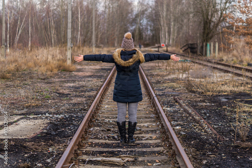 Junge Frau auf dem Gleis photo