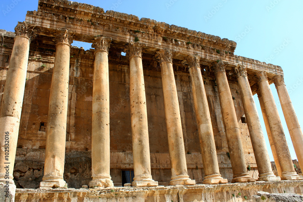 Obraz premium Baalbek is a town in Beqaa Valley of Lebanon. Known as Heliopolis during period of Roman rule, it was one of largest sanctuaries in empire and contains some of the best preserved ruins in Lebanon