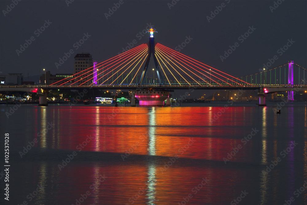 Южный речной мост в ночной пдсветке. Дананг, Вьетнам