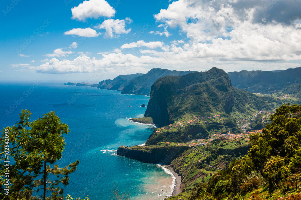 Adlerfelsen an der Nordküste bei Faial; Madeira; Portugal