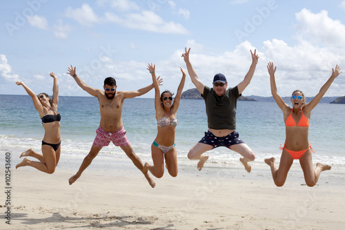 Amigos cuarentones divirtiéndose en la playa