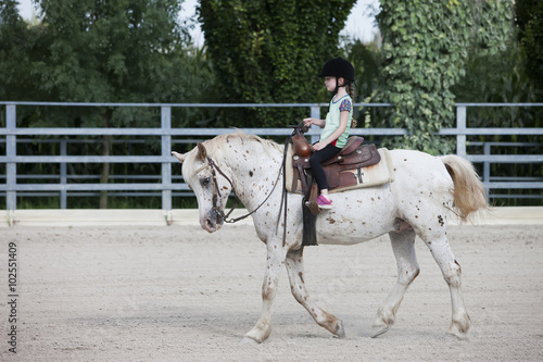 Bambina che va a cavallo