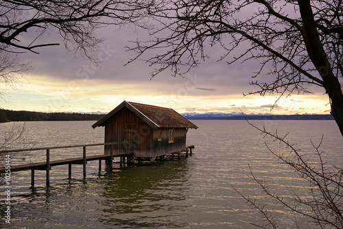 Photo Late afternoon at the Lake Ammersee in southern Bavaria with a wooden boathous