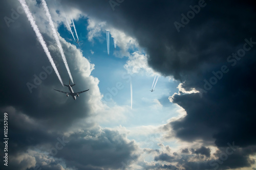 Foto More than one airplanes and contrail