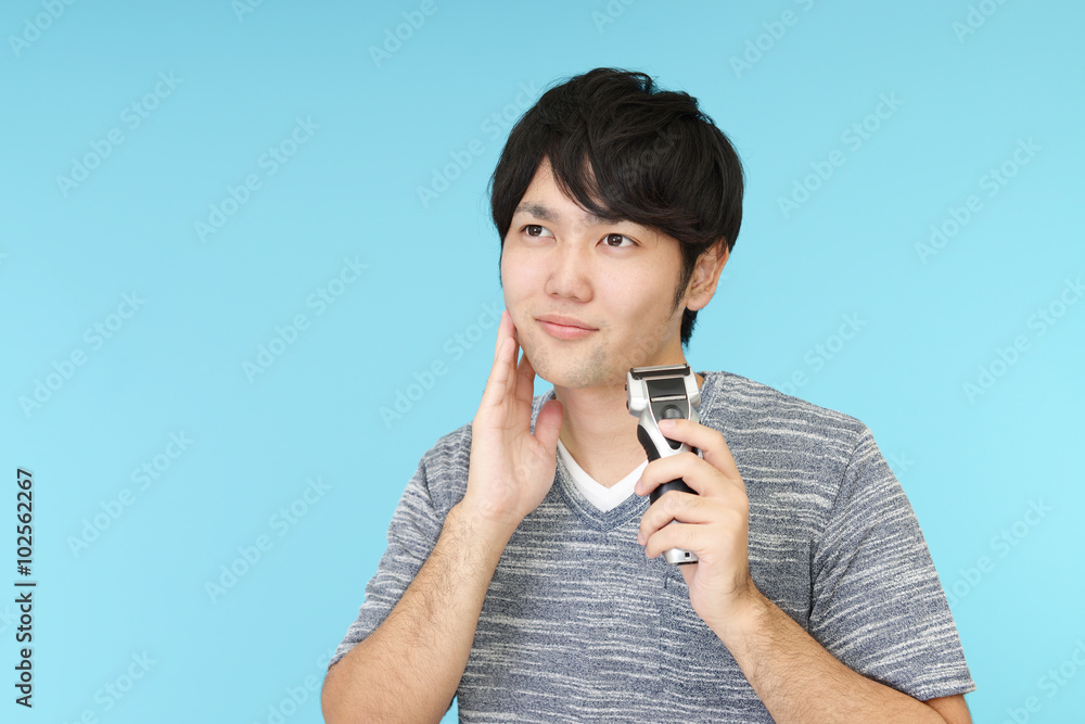 髭剃りをする男性
