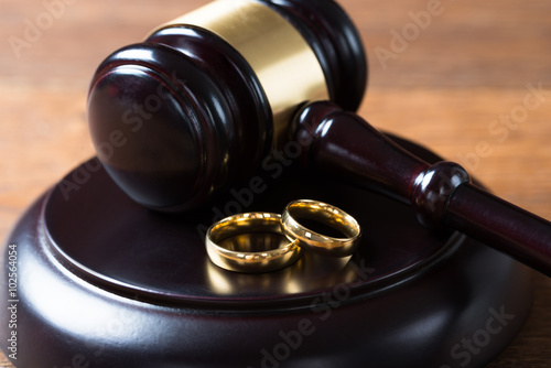 Εκτύπωση καμβά Wedding Rings On Mallet In Courtroom