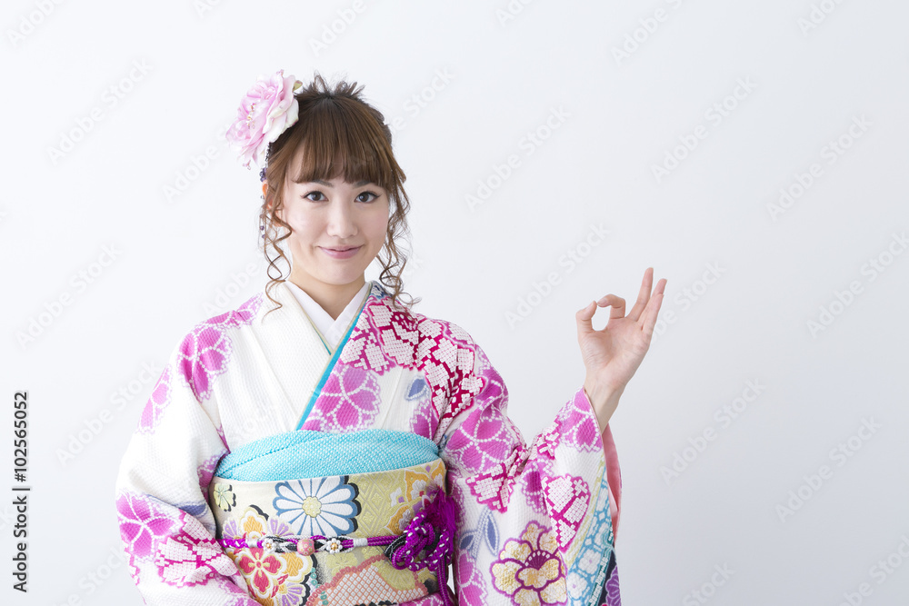 着物の若い女性