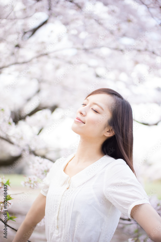 桜と女性 桜と女性