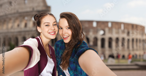 Canvas Print happy teenage girls taking selfie over coliseum