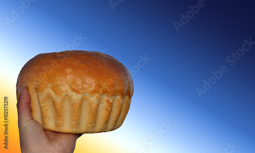 Хлеб домашний в руке